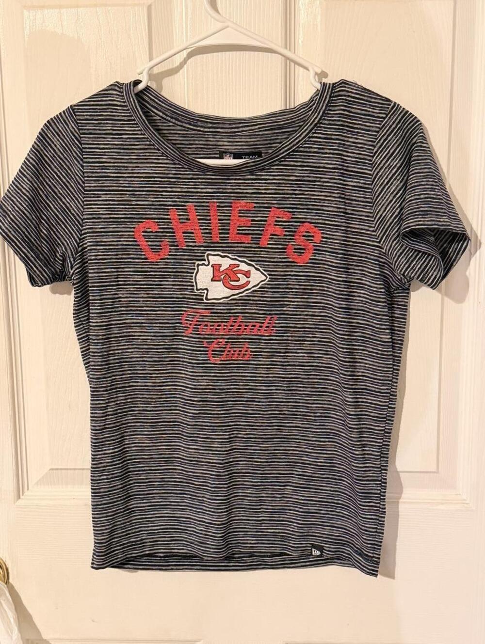 New Era NFL Team Apparel Kansas City Chiefs Striped Game Day Graphic T-Shirt- S